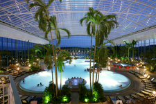 Blick mit abendlicher Stimmung von oben auf den Therme in Bad Wörishofen.